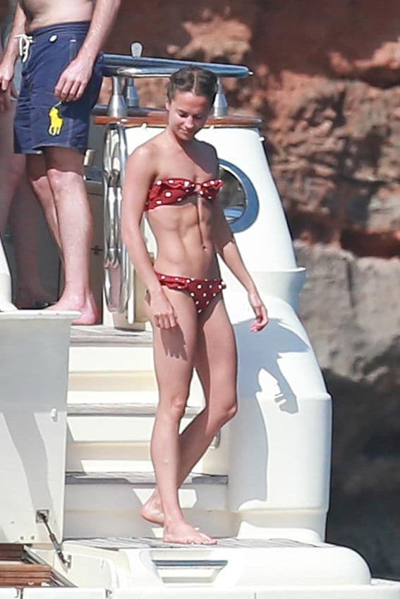 alicia_vikander_bikini_1a