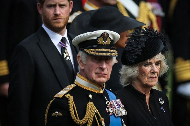El príncipe Harry con su padre y con Camilla 
