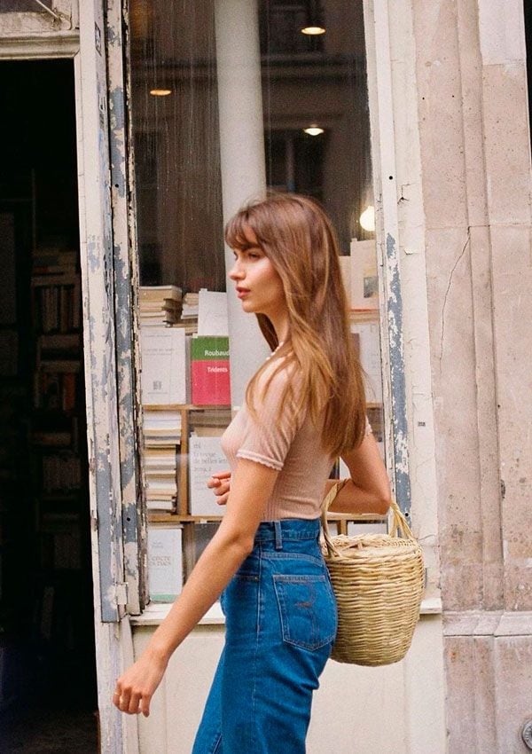 Modelo con vaqueros y camiseta de Rouje