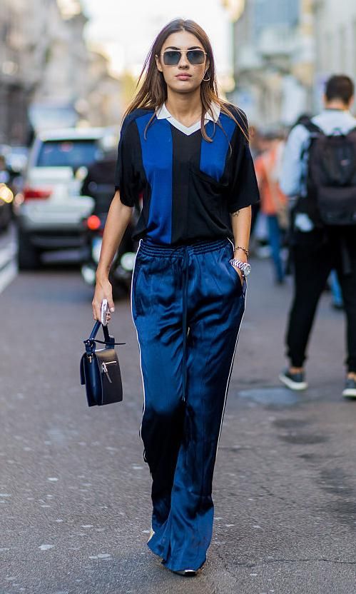 look de street style con jogger pants satinados azul marino