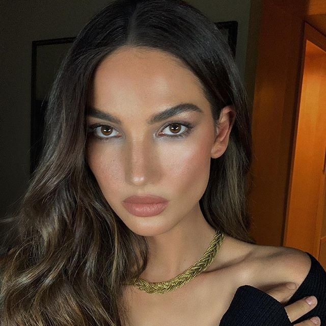 lily aldridge luce raya por el medio con ondas