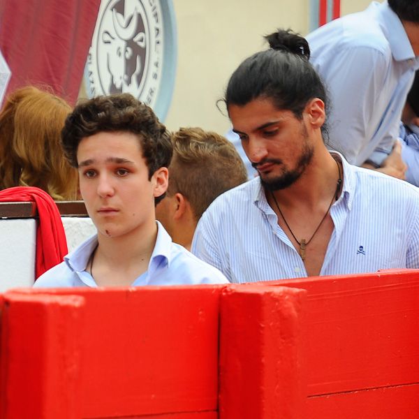 Felipe de Marichalar ha recorrido media España este verano viendo torear a su gran amigo Gonzalo Caballero. En esta imagen del pasado 29 de julio aparece con su otro gran amigo, Joako. Ambos seguían muy de cerca la faena de Gonzalo Caballero, que fue corneado en varias ocasiones. Felipe y Joako no dudaron en acercarse a la enfermería de la plaza de toros de Santander para ver cómo se encontraba el torero
