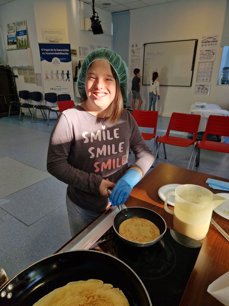 Niña con prótesis mioeléctrica en el taller de agenesia del Hospital Niño Jesús