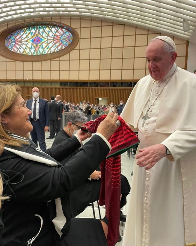 Dolores Aveiro regala al Papa Francisco una camiseta de Cristiano Ronaldo