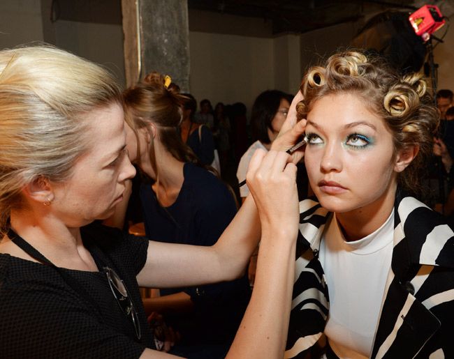 La modelo Gigi Hadid, pasando por maquillaje antes del desfile
