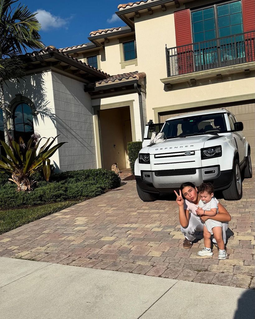 Salomé y Lorenzo posando en su nueva casa en Miami