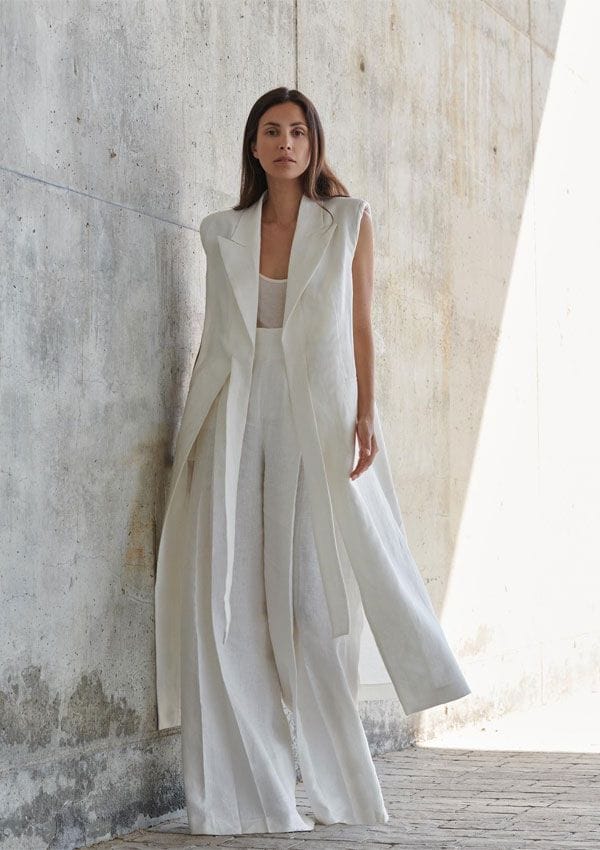 Sassa de Osma estrena un traje de lino blanco de Massimo Dutti Studio