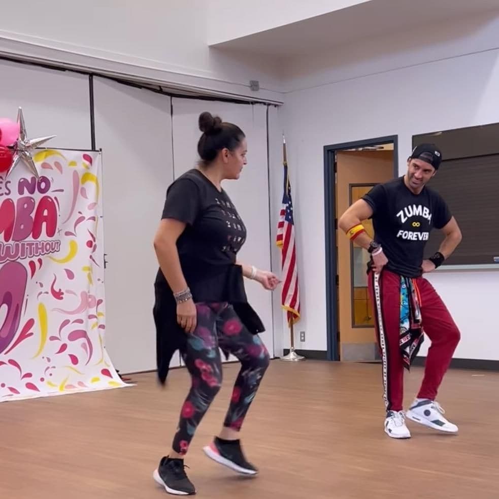 Toni Costa bailando con la mamá de su novia, Evelyn Beltrán