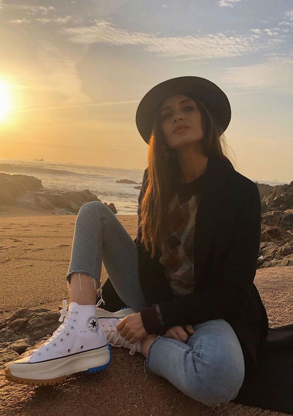 Sara Carbonero con pantalones vaqueros y zapatillas blancas