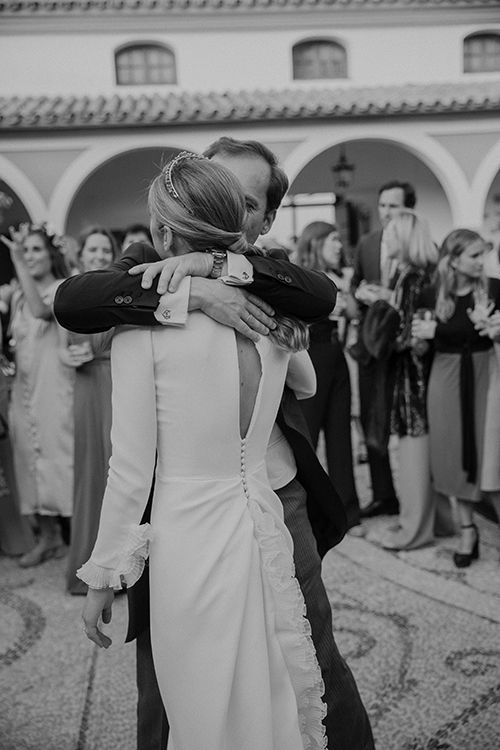 Novios bailando en su boda