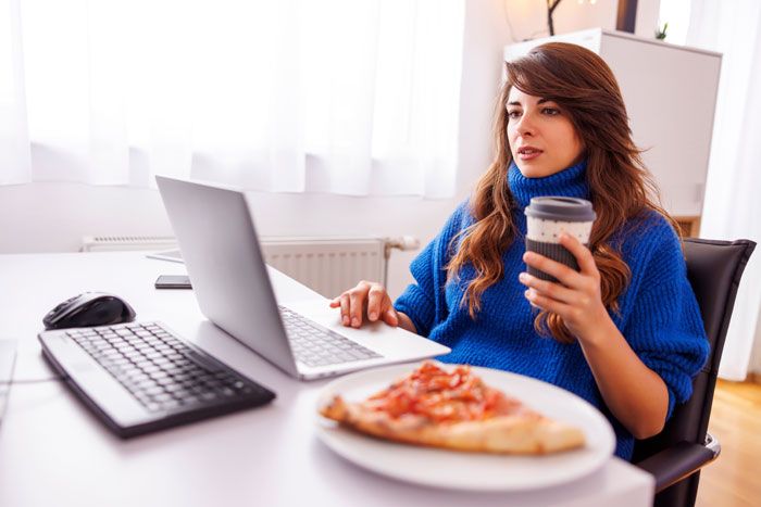 mujer comiendo una hamburguesa