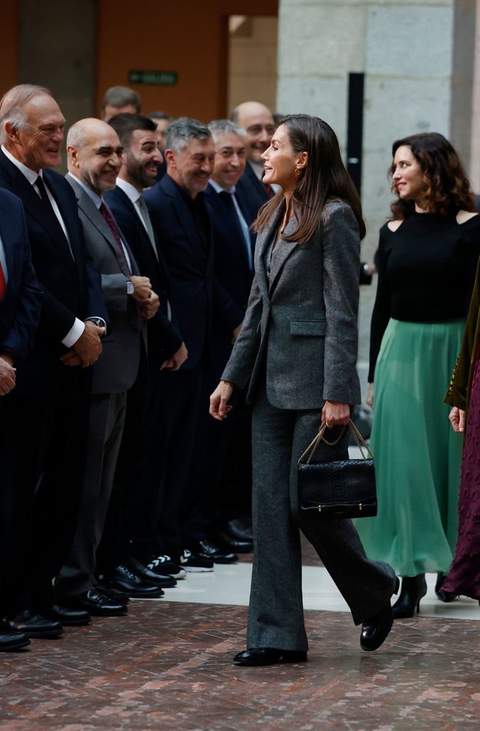 Reina Letizia traje gris