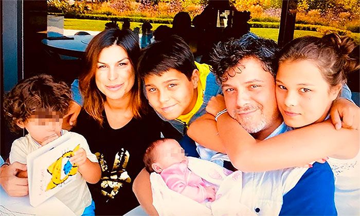 Raquel Perera con su gran familia, en la que incluye a Alejandro Sanz