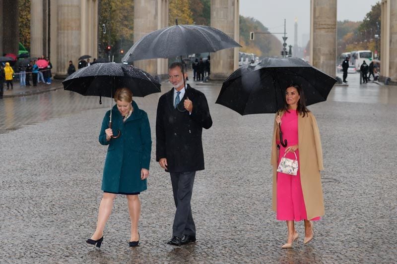 Los Reyes con la alcaldesa de Berlín