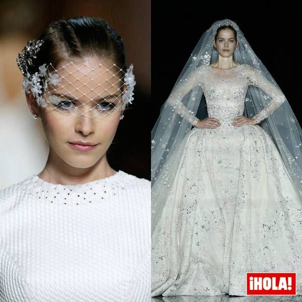 La novia del desfile de Zuhair Murad en la Alta Costura, con vestido princesa y velo catedral.
