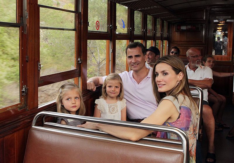 Don Felipe y doña Letizia con sus hijas