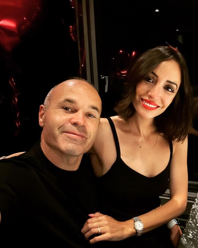 Andrés Iniesta junto a su mujer y madre de sus cinco hijos, Anna Ortiz