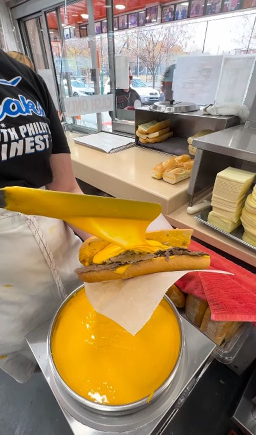 Preparación de un ‘Philly cheesesteak’ en 'Geno's Steaks'