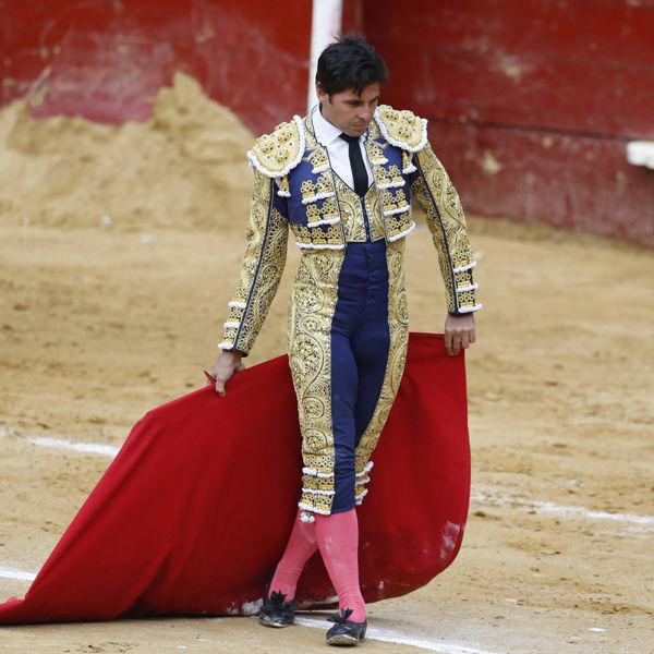 Recuperado de las lesiones sufridas tras la tremenda paliza sufrida en Olivenza, el torero se vistió de luces en la sexta corrida de la Feria de Fallas
