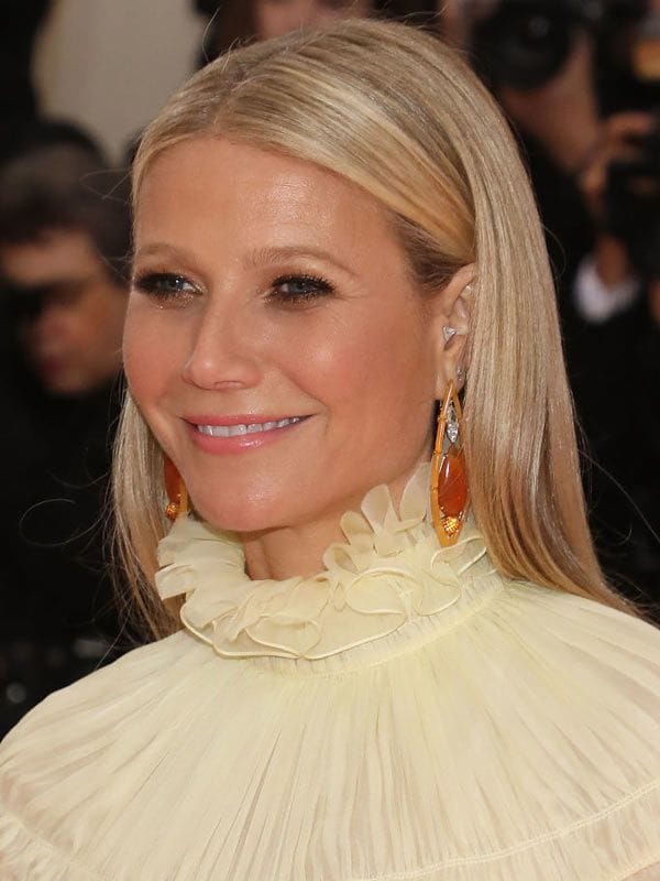 Gwyneth Paltrow con zarcillos grandes