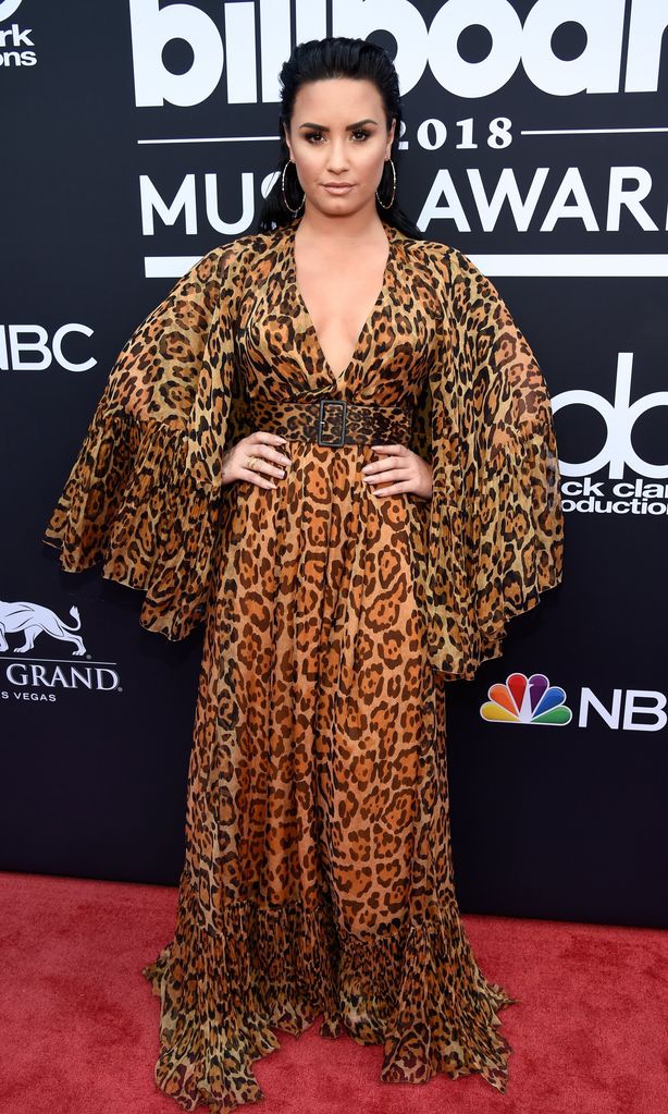 demi lovato con vestido estampado de leopardo de christian dior