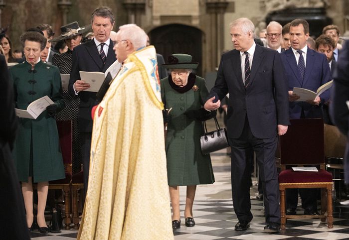 Isabel II en el servicio religioso en memoria de su marido