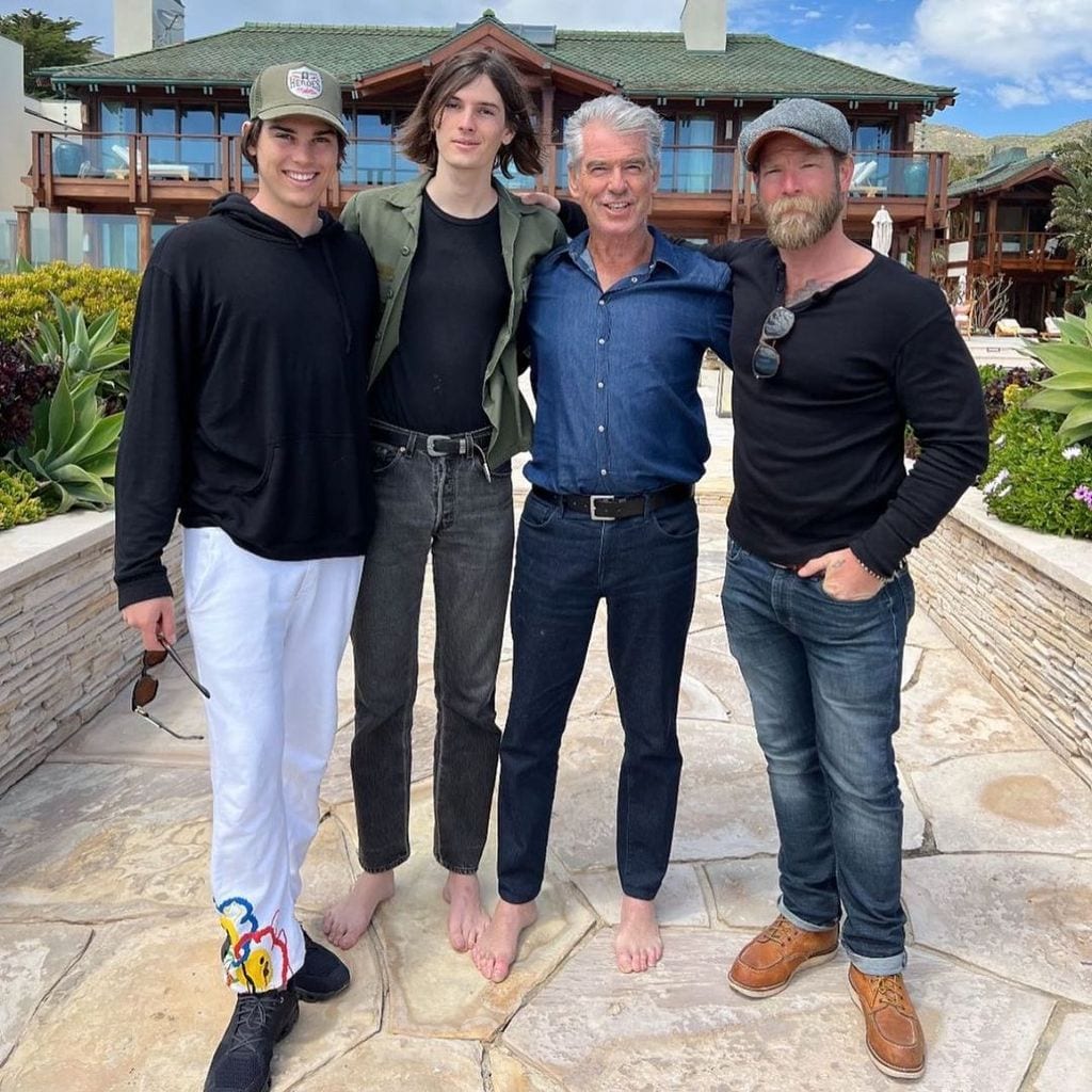 Pierce Brosnan con sus hijos Sean, París y Dylan