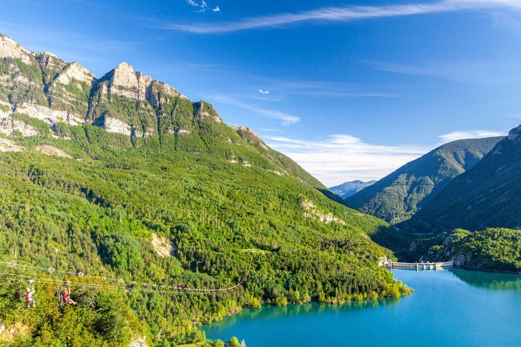 Tirolina sobre el Embalse de Búbal, Valle de Tena, Huesca, España