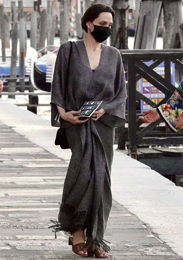 Angelina Jolie con sandalias de tacón bajo