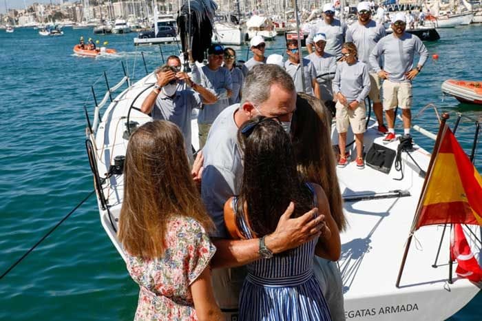 Los Reyes y sus hijas reciben al medallista Joan Cardona en el Real Club Náutico de Palma