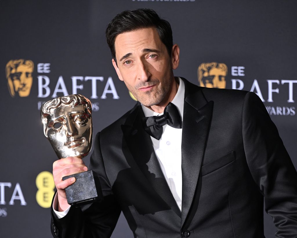 Adrien Brody con el premio BAFTA a Mejor Actor por 'The Brutalist'