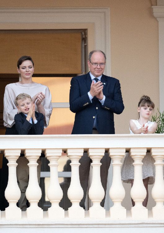 Los gestos más simpáticos de Jacques y Gabriella de Mónaco junto a sus padres en la Noche de San Juan