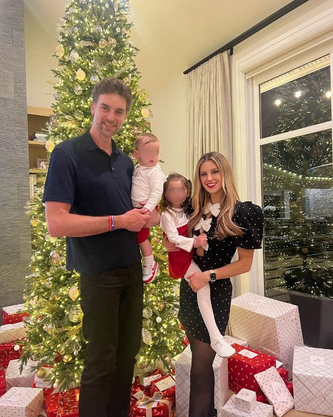 La familia al completo posa frente al árbol de Navidad