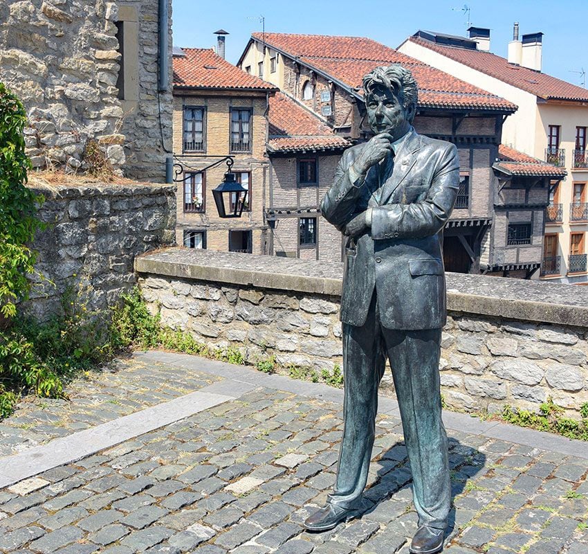 Escultura de Ken Follet en Vitoria