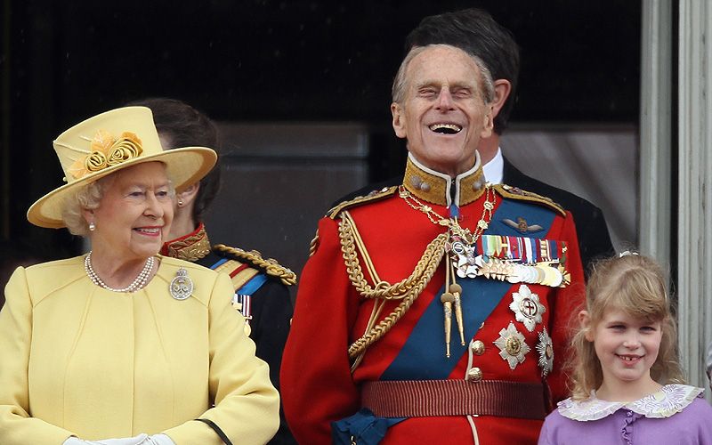 Lady Louise Windsor con sus abuelos