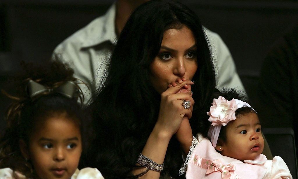 vanessa bryant with gianna and natalia at a lakers game