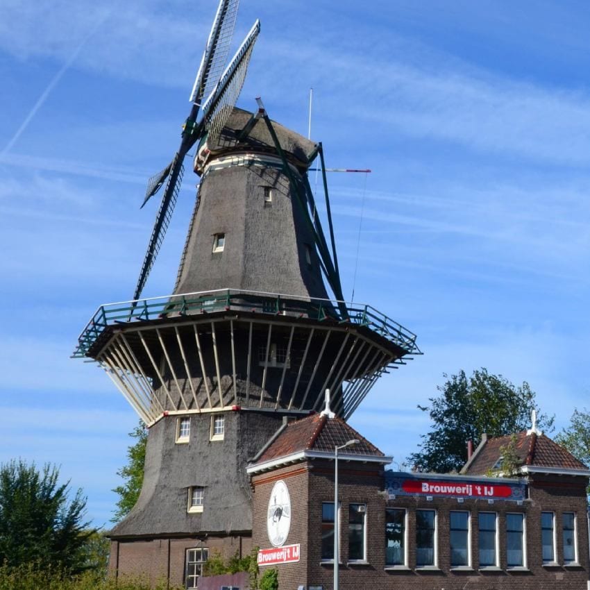 cervecera en un antiguo molino de viento en amsterdam holanda