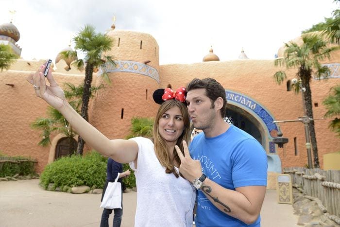 Disney es un lugar mágico que gusta a todos, no sólo a los más pequeños, así que Silvia y Manu aprovecharon también para hacerse un selfie y recordar estos días ©Disneyland Paris
