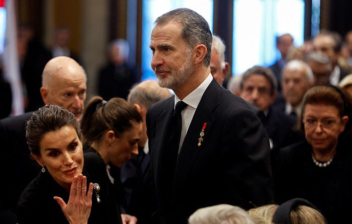 Don Felipe y doña Letizia en el funeral de Constantino de Grecia