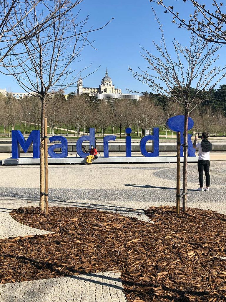 Madrid Río, letras gigantes y de fondo la catedral de la Almudena