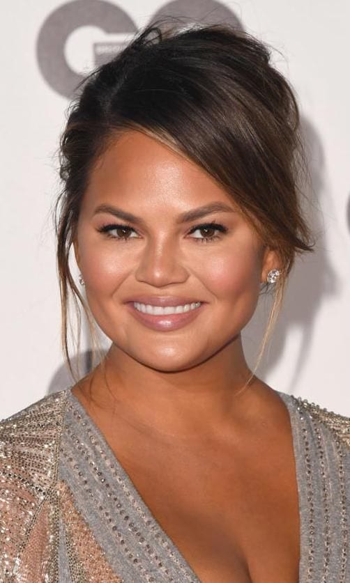 chrissy teigen con cabello recogido