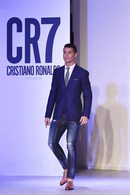 Cristiano Ronaldo se ha alejado del césped para desfilar como modelo des su firma de zapatos
