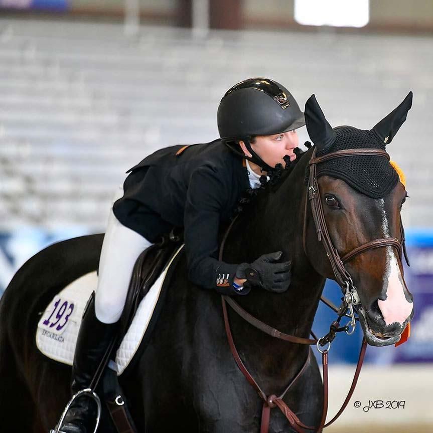 kaley cuoco practicando equitaci n