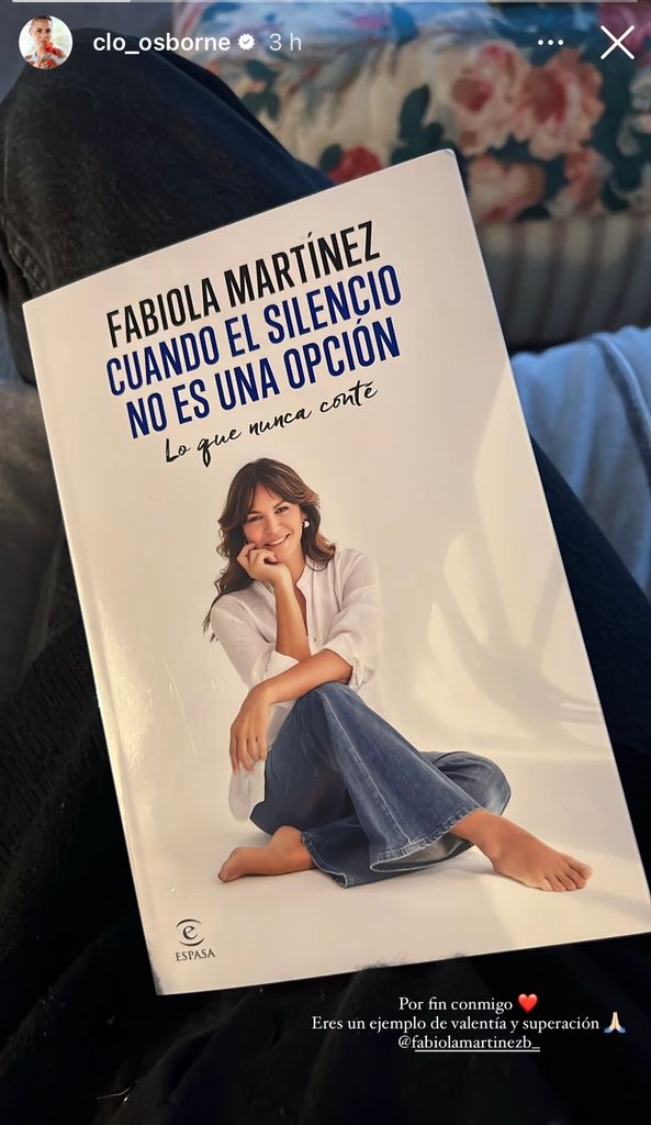 Cloe Osborne con el libro de Fabiola Martínez