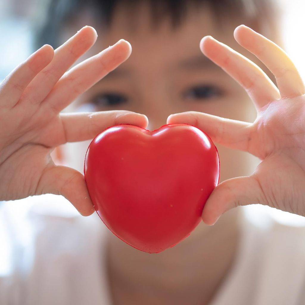 Niño sujeta un corazón