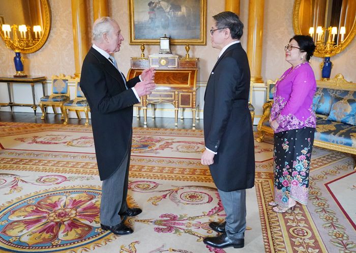 Carlos III durante una audiencia en Buckingham