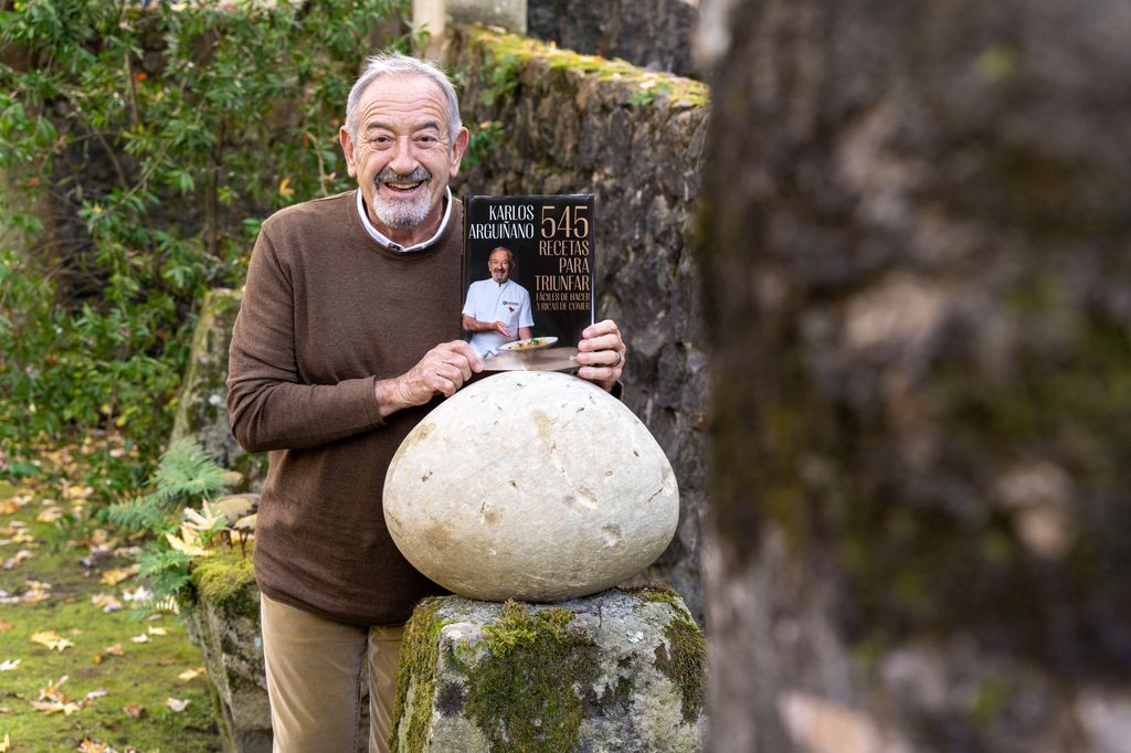 Karlos Arguiñano posa con su nuevo libro '545 recetas para triunfar'