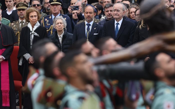 Doña Sofía viendo la procesión 