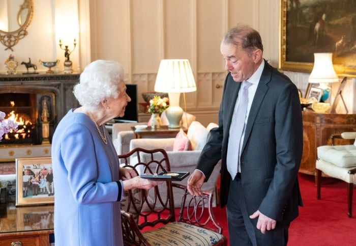 Isabel II... el bolso, las gafas y la foto de los bisnietos 