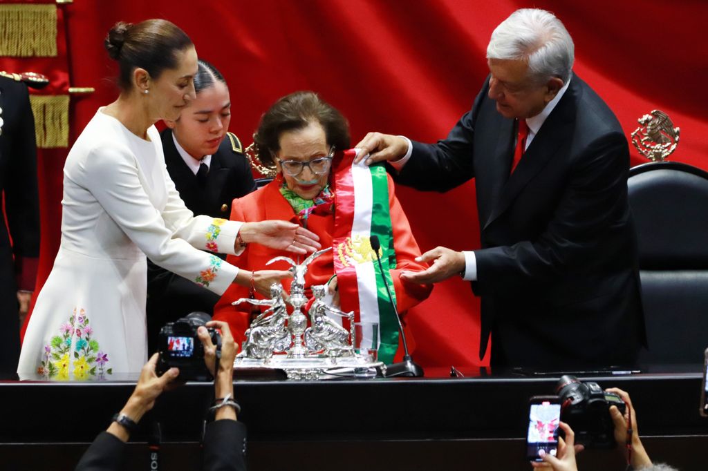 Claudia Sheinbaum recibió la banda presidencial de manos de Ifigenia Martínez, presidenta de la Cámara de Diputados